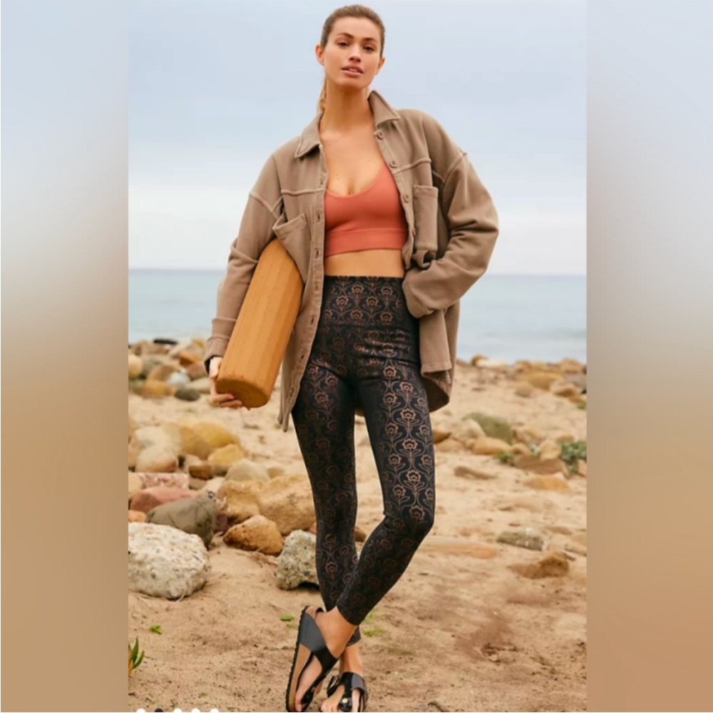 Beyond Yoga Gold Foil Sportflex back legging with deep gold flower print.